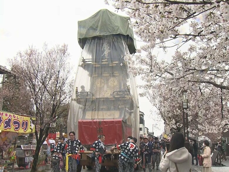からくり人形も登場…江戸時代から続く伝統の『犬山祭』高さ8mほどの豪華絢爛な車山が城下町練り歩く｜FNNプライムオンライン