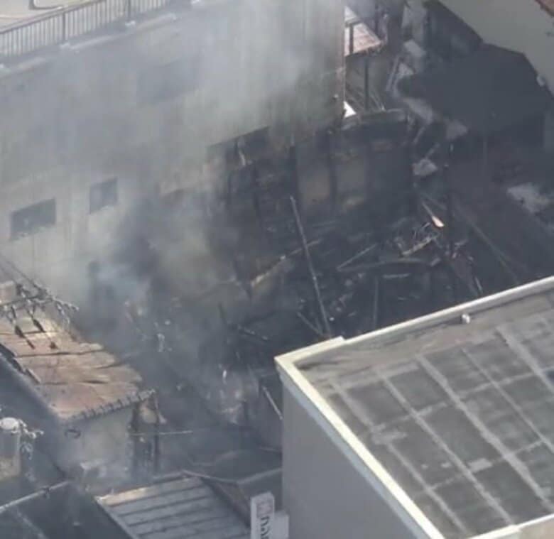 【速報】伏見稲荷駅前の和牛専門店で火事　「火が出ている」と110番・119番通報が相次ぐ　1人が病院へ搬送　消防車22台が出動し消火活動中　京都・伏見区｜FNNプライムオンライン