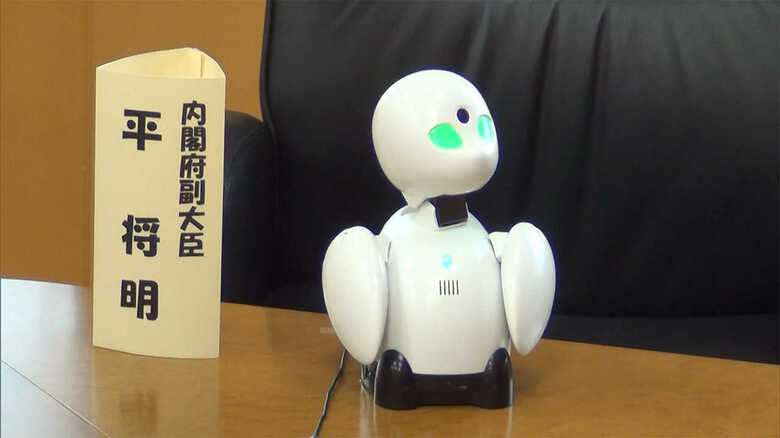 役人がロボットに報告…ロボットから指示！内閣府の会議で副大臣の「分身」実験｜FNNプライムオンライン