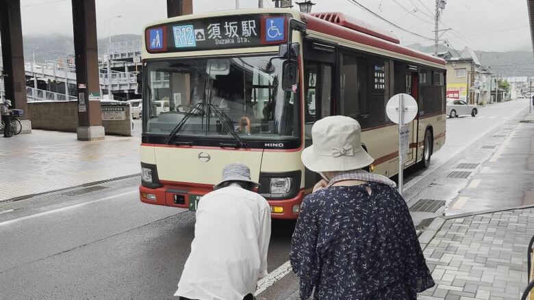 「困る」「車に乗れない…」赤字の路線バス撤退も視野…通学通勤7割、それ以外の時間帯は利用者10人以下　長電バス「屋代須坂線」見直し表明　利用者から懸念の声　｜FNNプライムオンライン