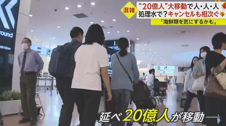 東京・羽田空港に降り立った中国人観光客ら
