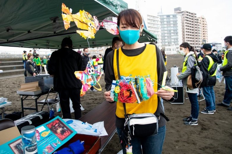 柴田みなみさんは海岸で拾ったプラごみなどで作品をつくる