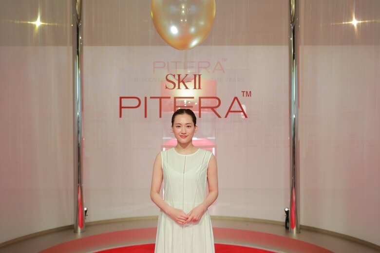 ノースリーブワンピース姿の綾瀬はるかさん