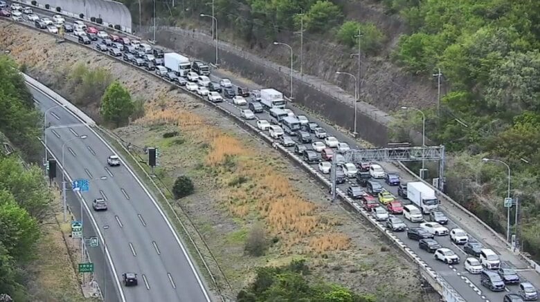 事故の影響で約10キロの渋滞が発生