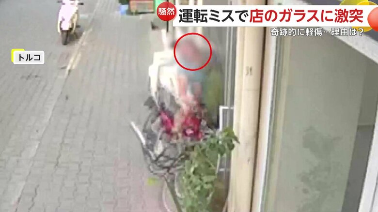 バイクの男性が店のガラスに突っ込む瞬間（6日、トルコのエーゲ海地方）⑤