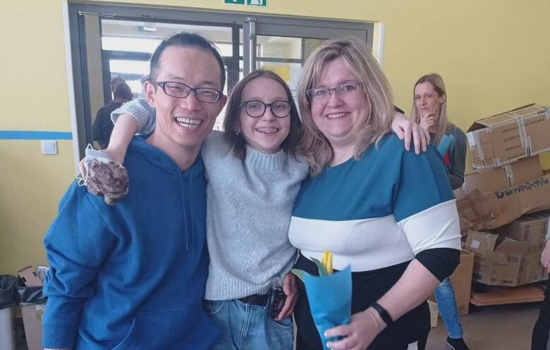 坂本龍太郎さん（左）とウクライナから避難してきた人