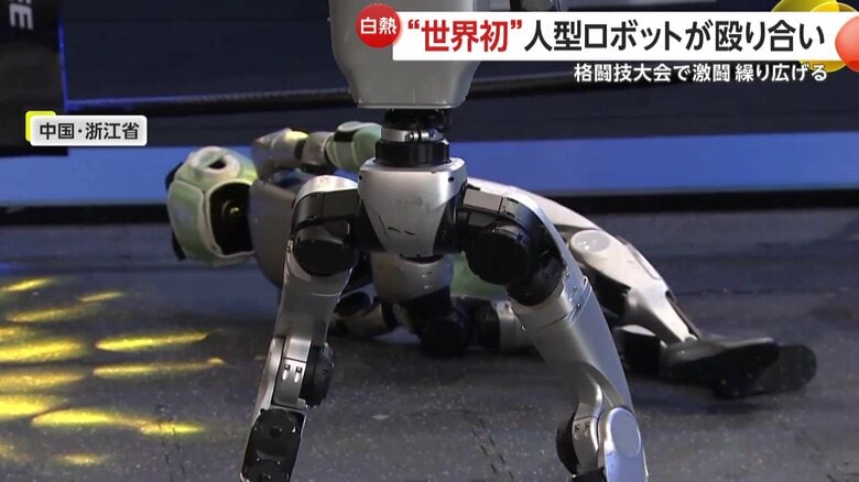 ピンクの選手のローキックがヒットし、膝蹴りで応じた黒の選手