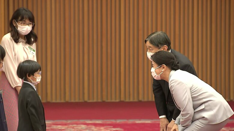森と海の様子を描いた小学1年生・仁後さんと話される両陛下