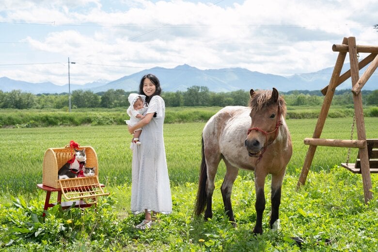 佐々木ののかさんの家族は猫2匹に馬1頭、そして2歳の息子（撮影：松本慎一）