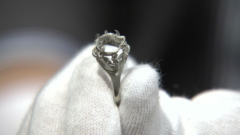 石が取れたホワイトゴールドの指輪