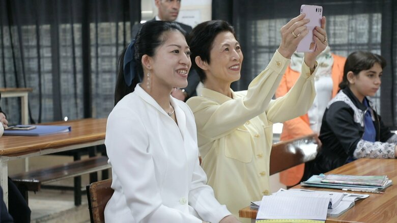 久子さまと承子さまが避難キャンプを視察。なごやかな雰囲気となった。