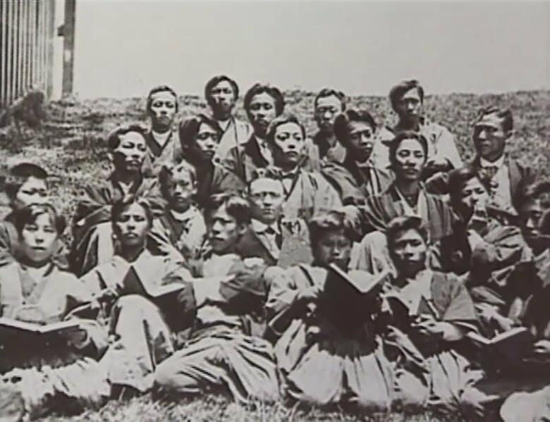 クラークを囲む静岡学問所の教師、生徒たち