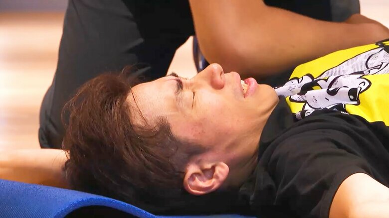 トレーナーからのマッサージを受け、厳しい表情を見せることも