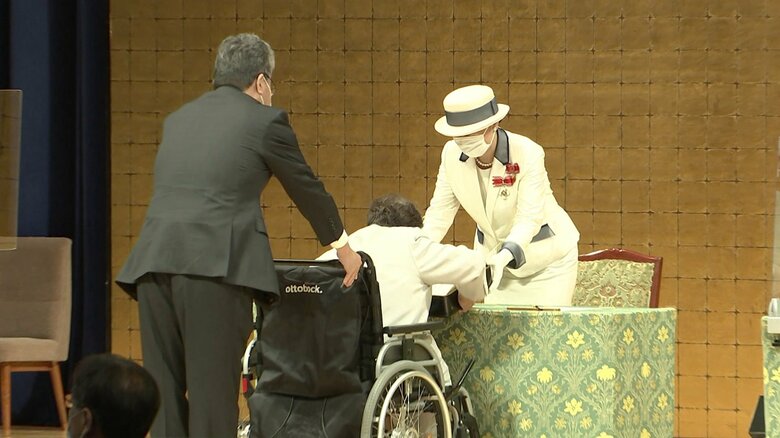 「令和4年 全国赤十字大会」（東京・渋谷区）で 有功章受章者たちに賞状などを手渡される皇后さま