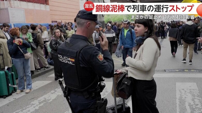 人であふれかえる駅構内（スペイン・マドリード　5月4日）