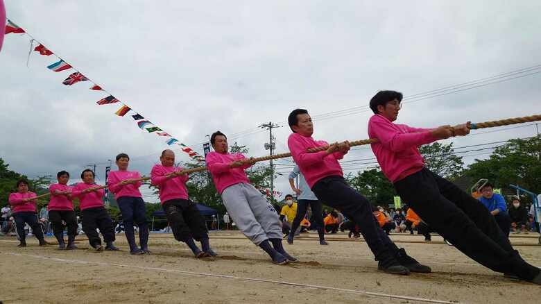海士町は綱引きが盛ん。豊田さん（右から2人目）も参加