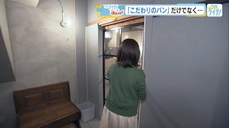 地下にある店の扉を開ける久保田夏菜リポーター