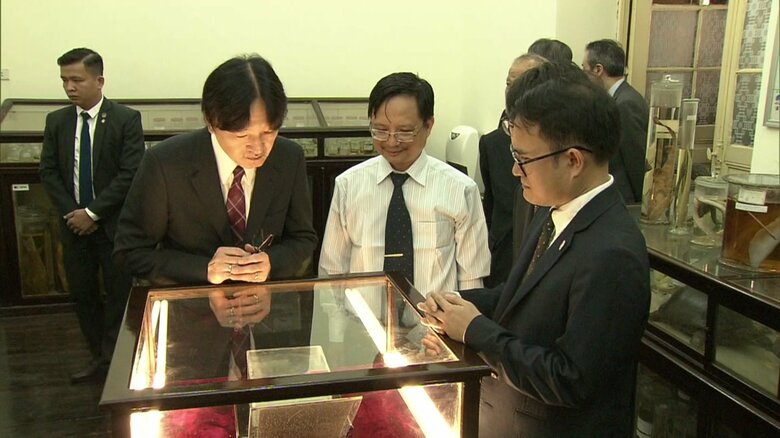 上皇さまが寄贈されたウロハゼの標本をご覧になる秋篠宮さま （自然科学大学生物学博物館）