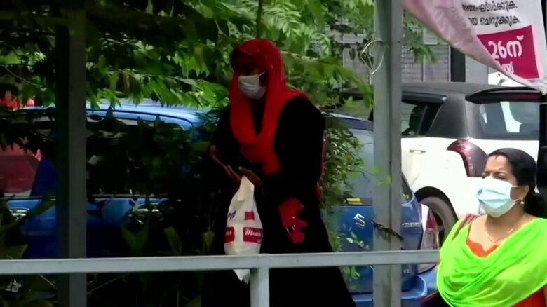 インド・ニューデリーでマスクをして街を歩く人たち（7月24日）