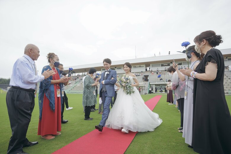 憧れのピッチにはレッドカーペットも（提供元：テゲバジャーロ宮崎）