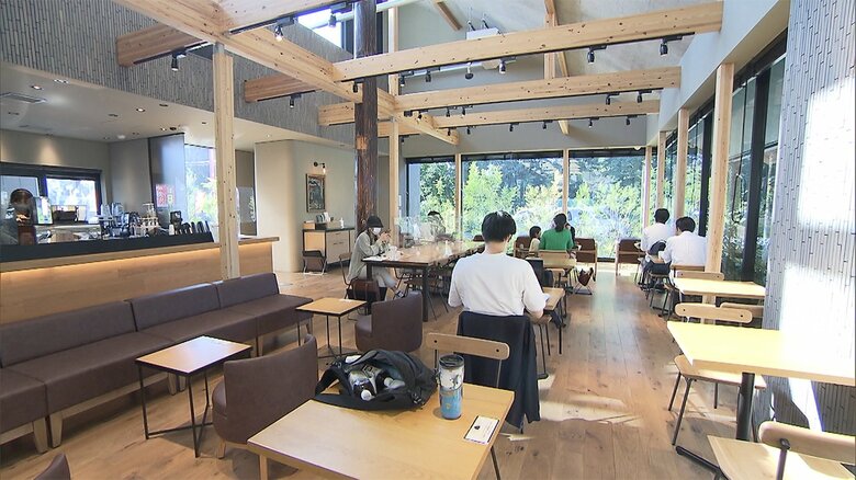 スターバックス西東京新町店では至るところに木が使われている