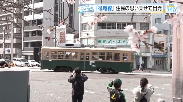 的場交差点の新しいカーブを曲がる路面電車