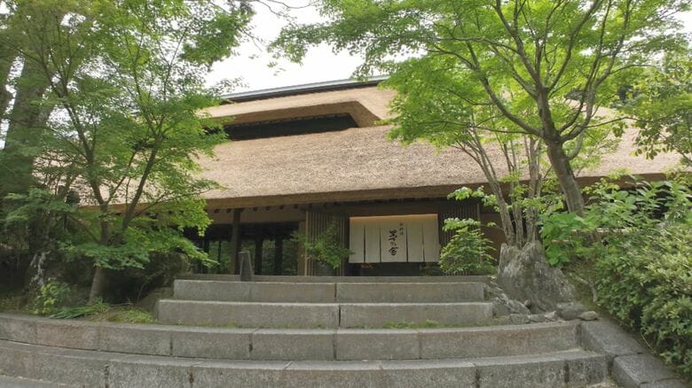 葺き替え作業が終了した「御料理茅乃舎」