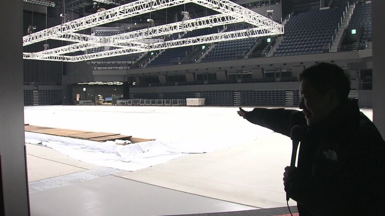 アイスリンクの設置作業が進むアリーナはひんやりしている