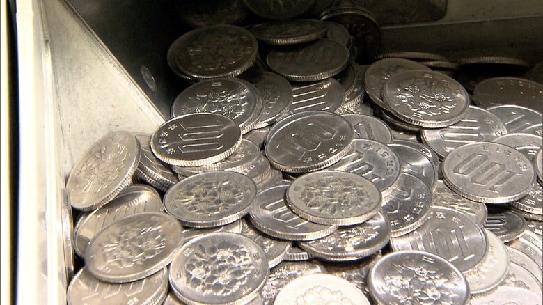 ゆうちょ銀行は窓口やATMでの硬貨預け入れに手数料を導入する