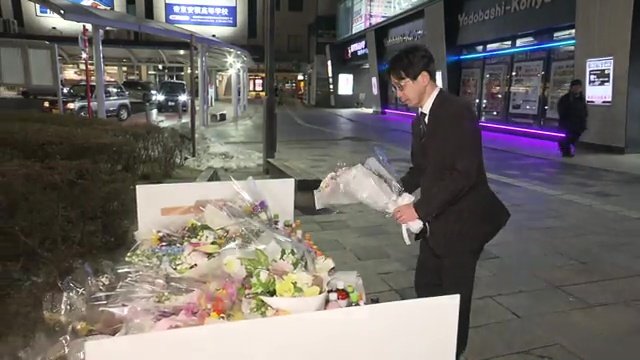 献花をする福島県警察本部の森末治本部長