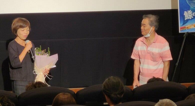 公開初日に挨拶する八木氏と店主の谷光男氏（9月2日）