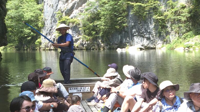 船頭が「棹一本」で往復する舟下り（2025年夏撮影）