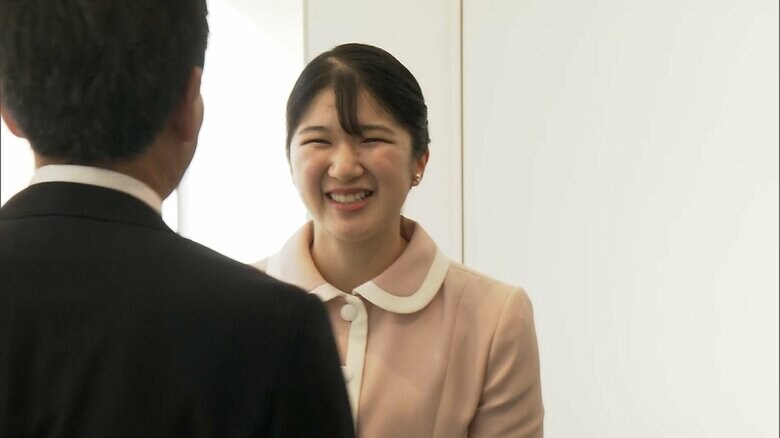 初の地方公務で佐賀スタジアムに入られる愛子さま　2024年10月11日