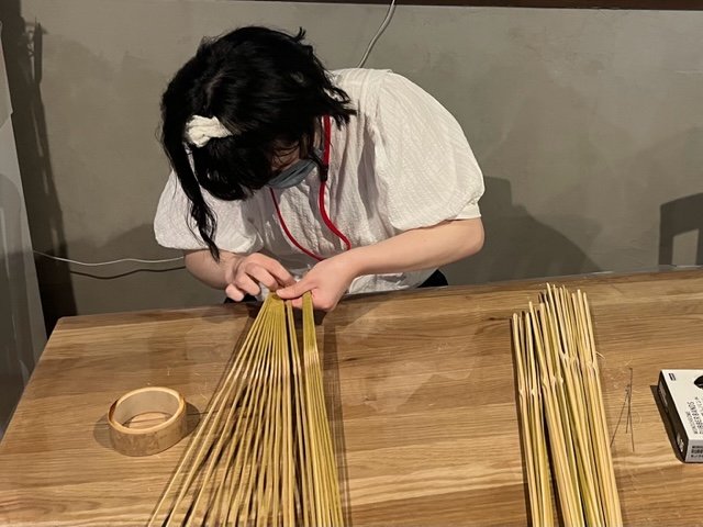 伝統工芸である和傘の骨組みをつくる