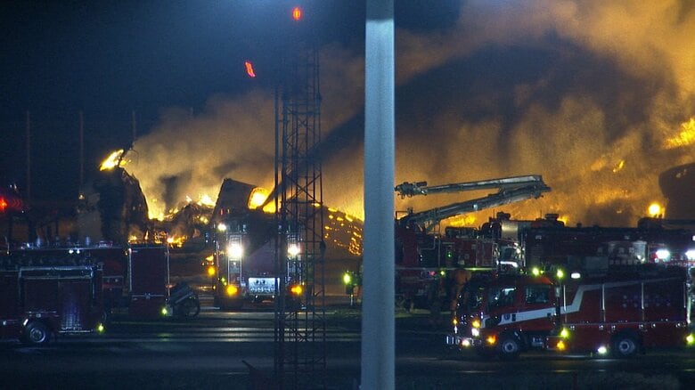羽田空港で炎上する日航機