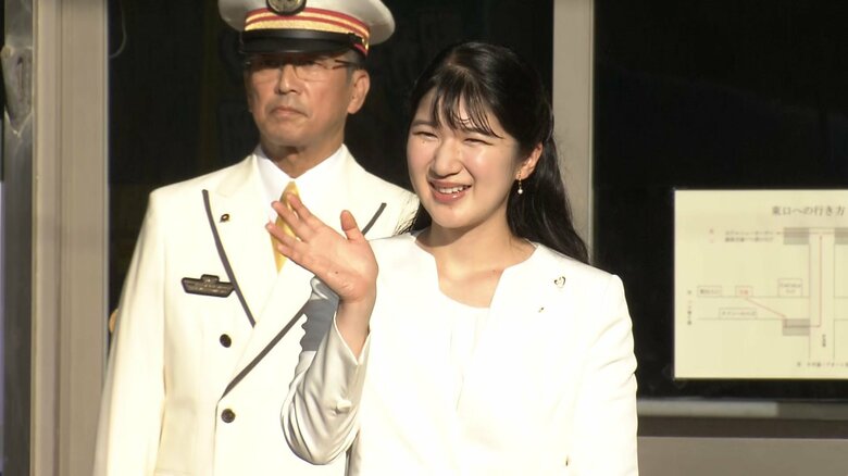 長岡駅に集まった人たちに手を振られる　9月8日