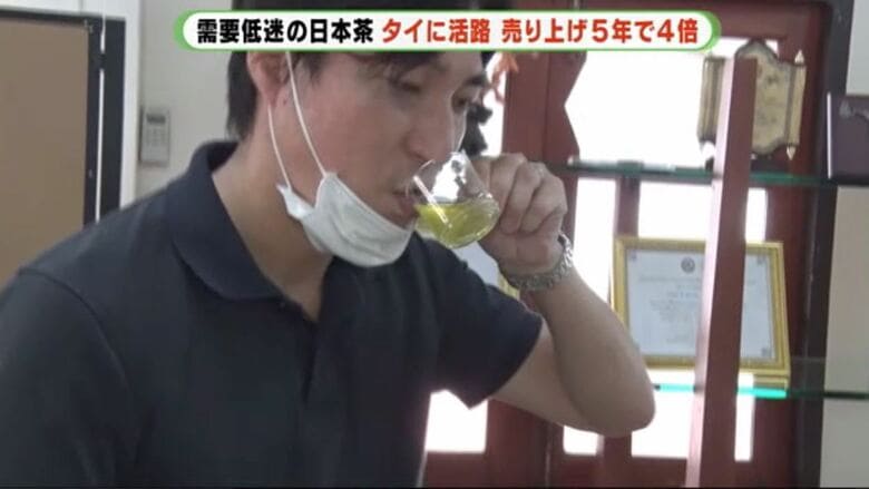 試飲する池谷記者