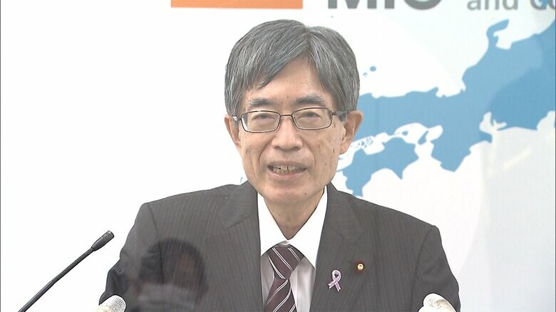 「引き続き職責を果たす」として、辞任を否定した寺田総務相（18日）