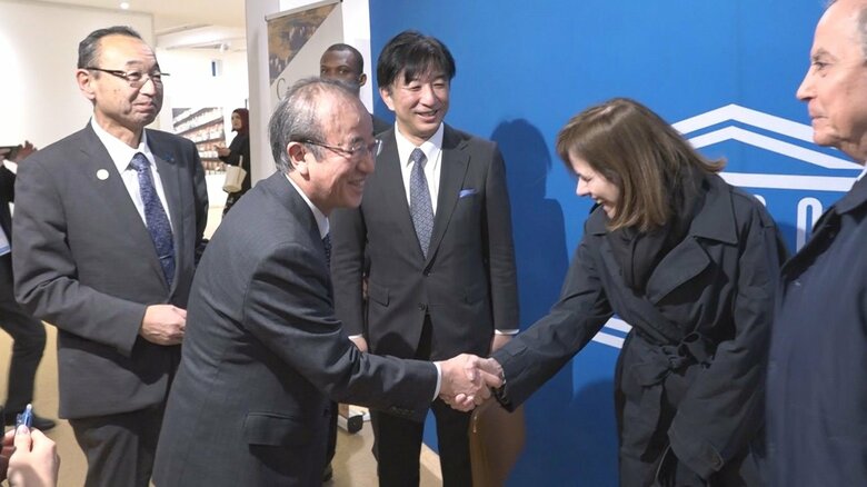 握手をする花角英世知事と佐渡市の渡辺竜五市長（左）