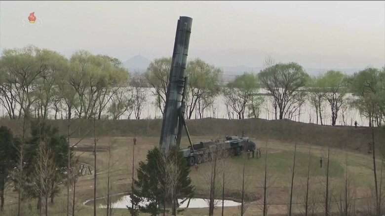 空へと向けられるミサイル発射台