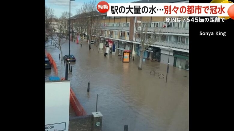 大量の水により冠水している道路