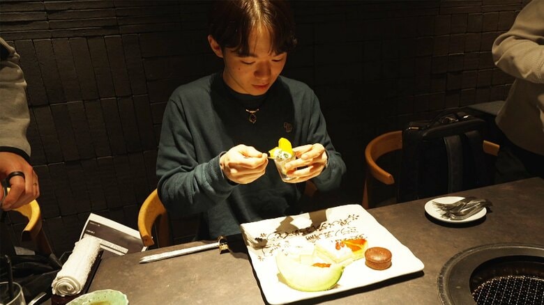 五輪銀メダルを祝うケーキを食べる鍵山