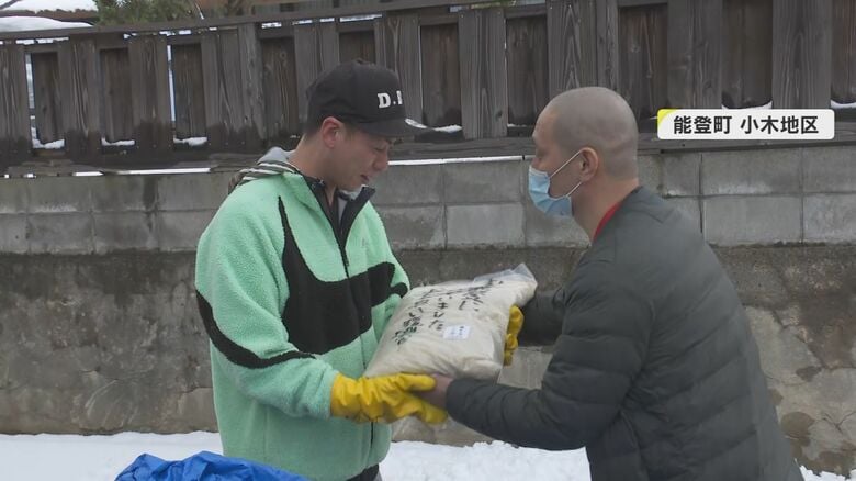 支援物資を配る岩崎さん（能登町小木地区）
