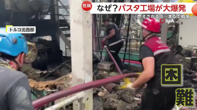 広い敷地の消火活動に苦戦する消防隊