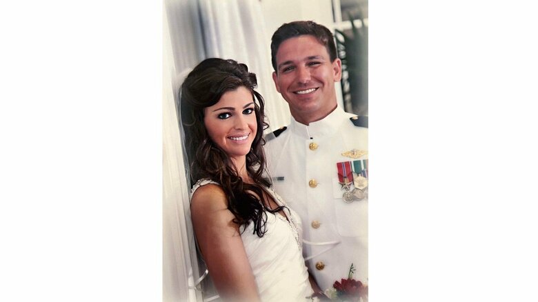 デサンティス氏と妻のケイシー氏