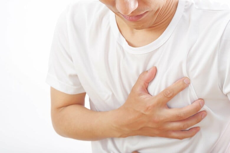 胸がきゅっとなることも症状のひとつ（画像はイメージ）