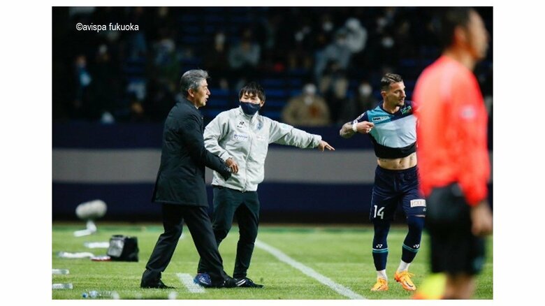 試合中に監督の指示を選手に英語で伝える酒井氏