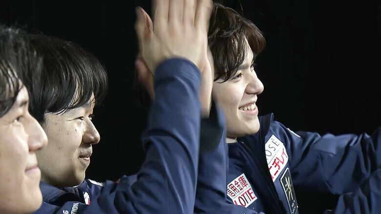 グリーンルームでもイリア・マリニンの優勝に拍手（2024年世界選手権）