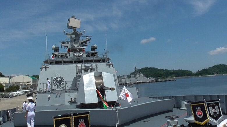 インド海軍「シヴァリク」はマスト上にロシア製対空レーダー、前甲板にイタリア製76mm速射砲を搭載（6月11日）