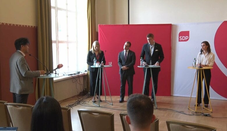 会見で筆者の質問に答えるマリン首相